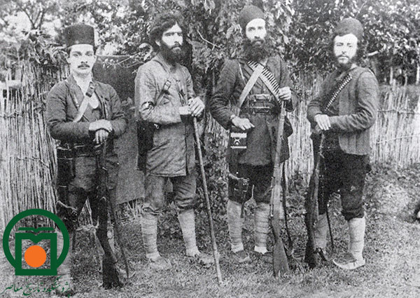 برخی اعضای نهضت جنگل، از راست: یکی از مجاهدین، کربلایی حسین، دکتر حشمت و سیدتقی مدنی