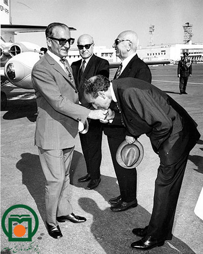 محمدرضا پهلوی در پایان یک سفر در فرودگاه مهر آباد