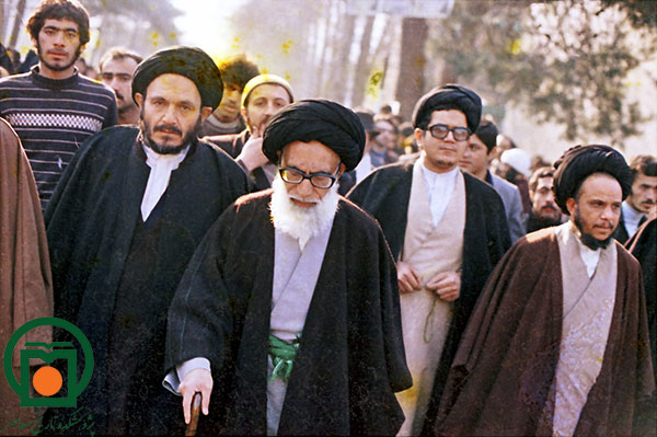 شهید آیتالله سیدعبدالحسین دستغیب، در کنار دامادش آیتالله سیدعبدالله زبرجد (سال 1357.)