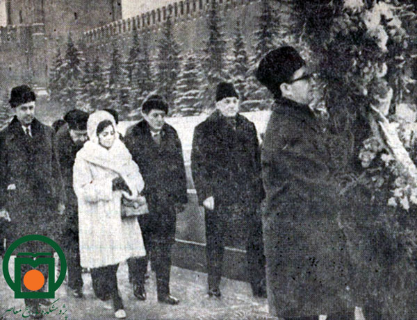 شمس پهلوی، مهرداد پهلبد، وزیر فرهنگ و هنر، و احمد میرفندرسکی، سفیر ایران در شوروی هنگام نثار تاج گل به آرامگاه لنین