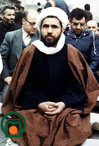 شهید آیت‌الله دکتر محمد مفتح در حاشیه اقامه نماز جماعت در پایان یکی از راه‌پیمایی‌های انقلاب اسلامی (سال 1357)
