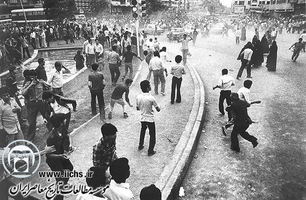 نمایی از درگیری‌ها در میدان فردوسی تهران (30 خرداد 1360)