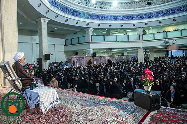 آیت‌الله محمدتقی مصباح یزدی در حال سخنرانی برای دانشجویان بسیجی