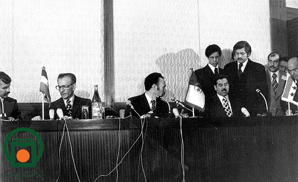 صدام حسین، رئیس‌جمهور عراق، در کنفرانس ـ مسافرت محمدرضا پهلوی به الجزایر جهت شرکت در کنفرانس سران کشورهای عضو اوپک و حضور بومدین، رئیس‌جمهور الجزایر، به عنوان میزبان