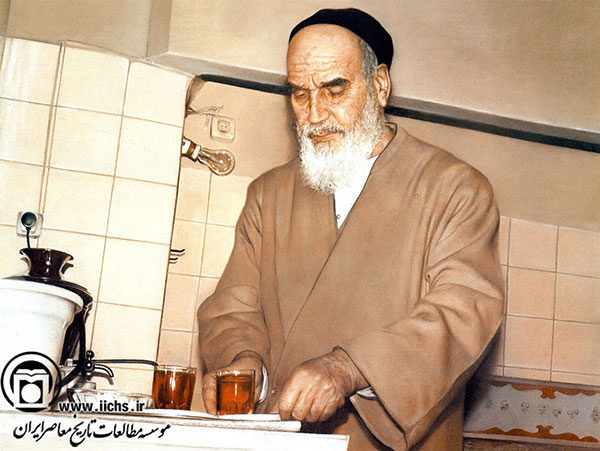امام خمینی در حال ریختن چای برای میهمانان (جماران؛ دهه 1360)