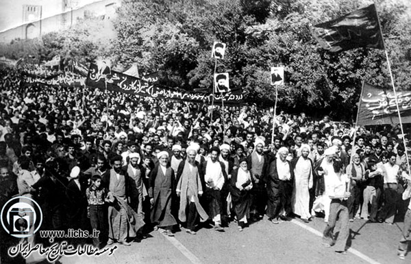 شهید آیت‌الله محمد صدوقی در صف نخست یکی از راه‌پیمایی‌های انقلاب اسلامی (یزد؛ 1357)