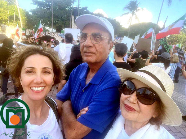 پرویز ثابتی در کنار همسر و دخترش، در یکی از تجمعات ضدانقلابیون در آمریکا (22 بهمن 1401)