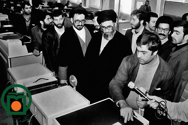 بازدید آیت الله سیدعلی خامنه‌ای، از واحد صفحه‌بندی روزنامه اطلاعات (دهه 1360)