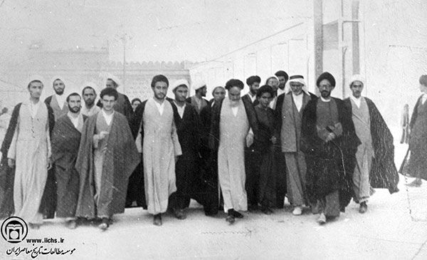 امام خمینی و جمعی از مستقبلین در بدو ورود به شهر نجف (مهر 1344)