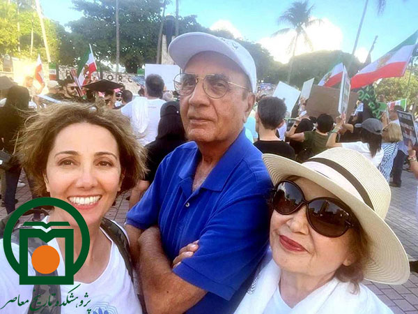 پرویز ثابتی در کنار همسر و دخترش، در یکی از تجمعات ضدانقلابیون در آمریکا (22 بهمن 1401)