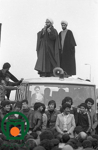 شهید آیت‌الله فضل‌الله محلاتی در حال سخنرانی برای مردم، در یکی از راه‌پیمایی‌های انقلاب اسلامی (سال 1357)