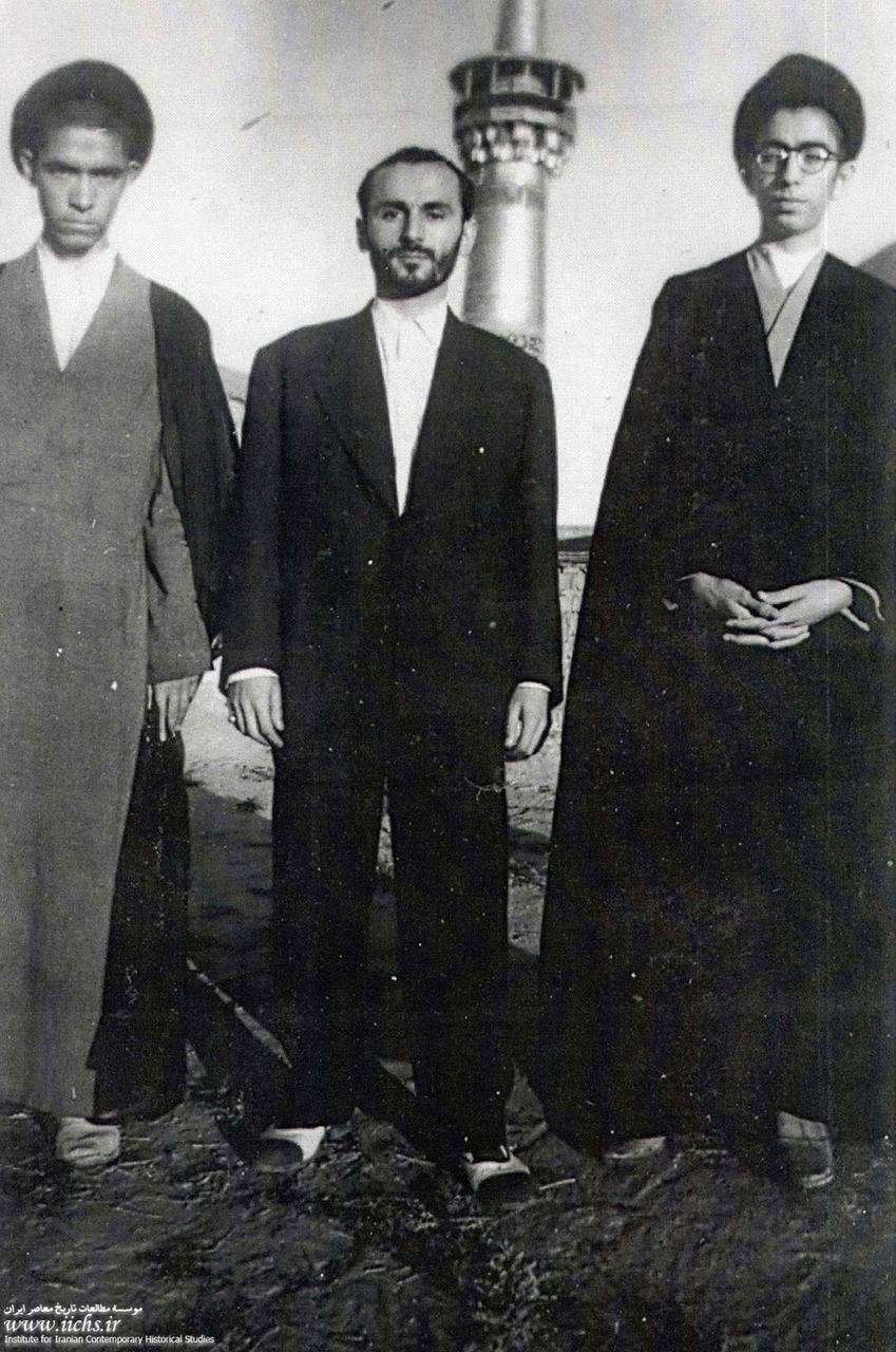  آیت‌الله سیدعلی خامنه‌ای در کنار عباس غله‌زاری، از اعضای فدائیان اسلام (مشهد)