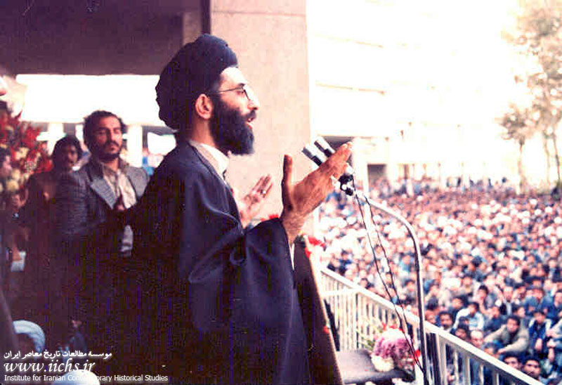  آیت‌الله سیدعلی خامنه‌ای در حال سخنرانی در تحصن تاریخی مردم در بیمارستان امام رضا(ع) در مشهد (سال 1357)