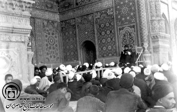 زنده‌یاد آیت‌الله العظمی حاج آقا حسین طباطبائی بروجردی در حال تدریس در آغازین سال‌های ورود به قم در حرم حضرت معصومه(س)