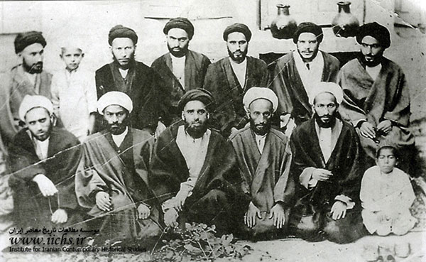 امام خمینی در کنار دیگر اعضای هیئت ممتحنین دروس سطح در حوزه علمیه قم