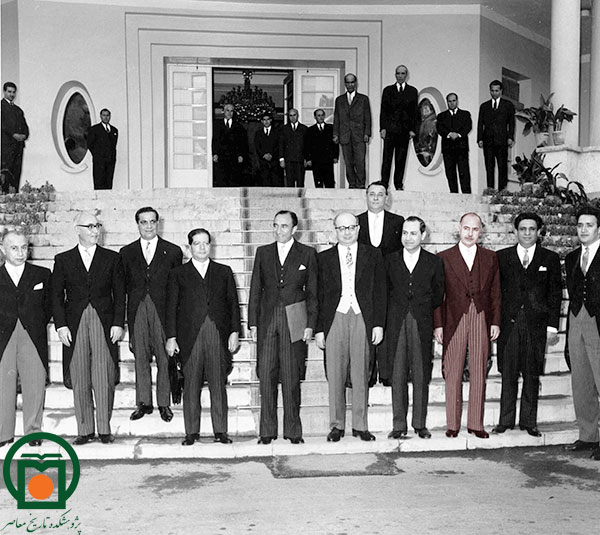 اسدالله علم، نخست‌وزیر، و اعضای کابینه وی پس از جلسه هیئت وزیران در کاخ نخست‌وزیری