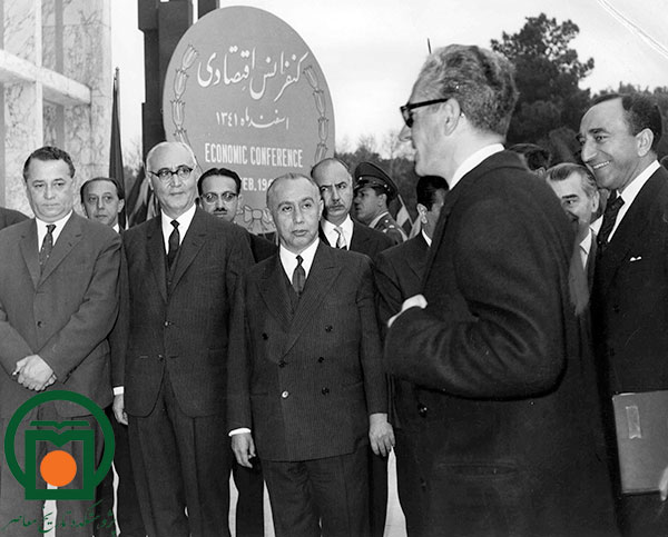 محمدرضا پهلوی همراه اسدالله علم، نخست‌وزیر، و چند تن از اعضای کابینه وی در حال شرکت در یک کنفرانس اقتصادی در محل مجلس سنا