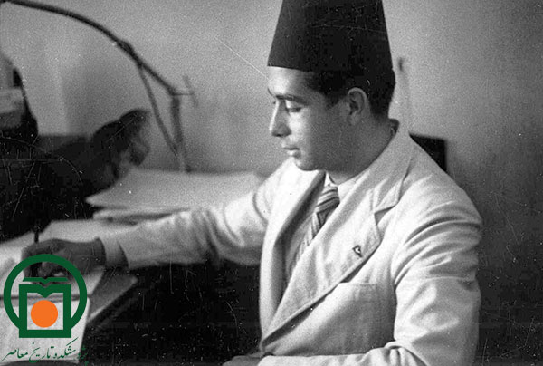 احمد شفیق در جوانی در دفتر کار خود در مصر