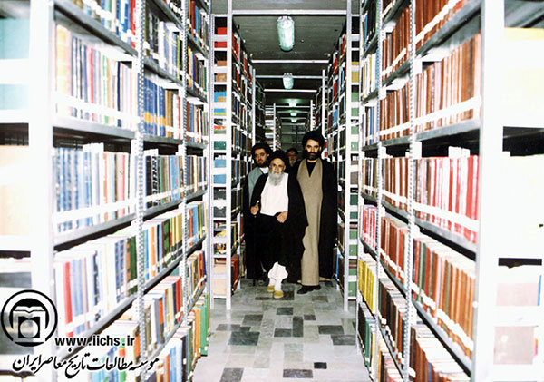 آیت‌الله العظمی سیدشهاب‌الدین مرعشی نجفی در حال بازدید از کتابخانه عمومی خویش در قم (دهه 1360)