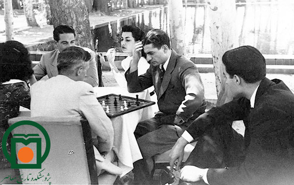 محمدرضا پهلوی هنگام بازی شطرنج با ارنست برون
