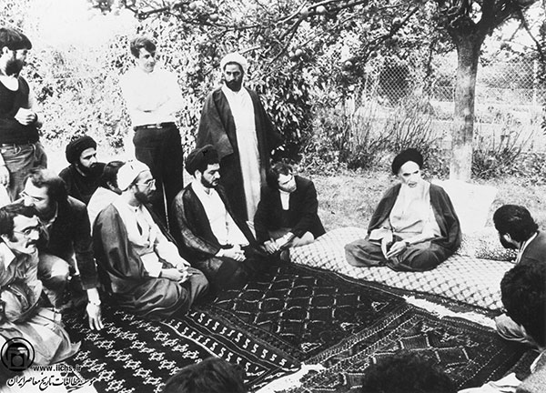 امام خمینی در دیدار با جمعی از دانشجویان و علاقه‌مندان در روزهای اولیه اقامت در نوفل لوشاتو
