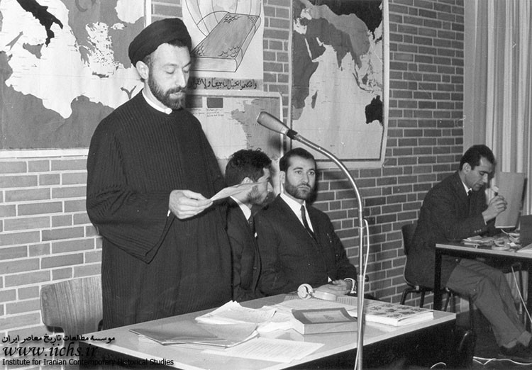 شهید آیت‌الله دکتر بهشتی در حال سخنرانی در مرکز اسلامی هامبورگ آلمان