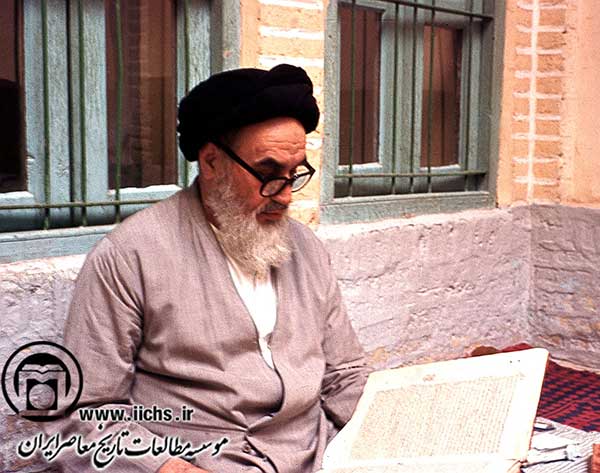 امام خمینی در سال‌های تبعید به نجف، در منزل محل اقامت (دهه 1340)