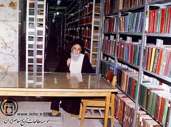 آیت‌الله العظمی سیدشهاب‌الدین مرعشی نجفی در حاشیه یکی از بازدیدها از کتابخانه عمومی خویش در قم (دهه 1360)