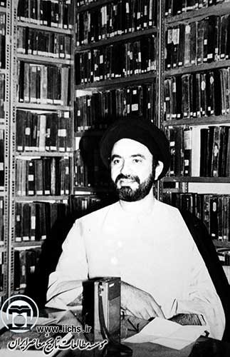 حجتالاسلام والمسلمین سیدمحمود مرعشی نجفی، متولی کنونی کتابخانه عمومی آیتالله العظمی سیدشهابالدین مرعشی نجفی، در حال مصاحبه در عمارت اولیه این کتابخانه (دهه 1350)