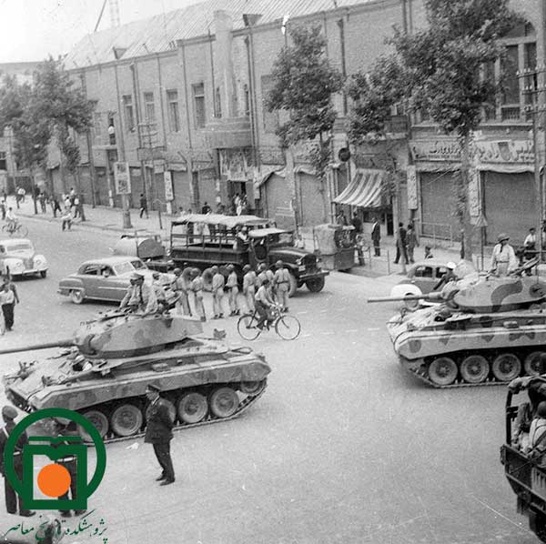 استقرار تانک‌ها و نیروهای نظامی در ایام کودتای 28 مرداد 1332 در یکی از خیابان‌های تهران