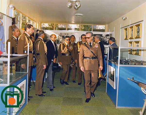 بازدید محمدرضا پهلوی از نمایشگاه اسلحه در دانشکده افسری