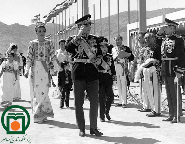 محمدرضا پهلوی و فرح دیبا هنگام اجرای مراسم ویژه جشن‎‌های 2500ساله شاهنشاهی در شیراز