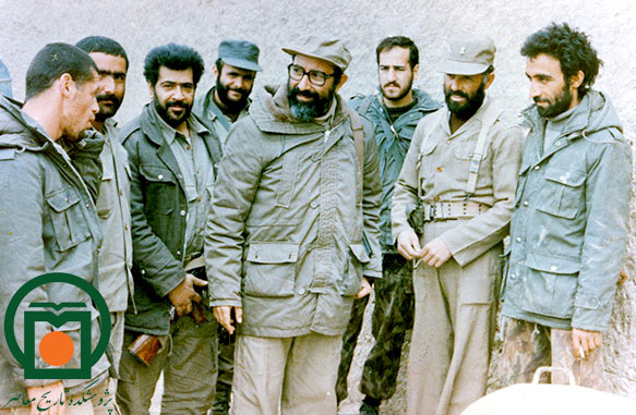 اسماعیل شاه‌حسینی (نفر اول از راست) در کنار شهید دکتر مصطفی چمران و اعضای گروه جنگ‌های نامنظم