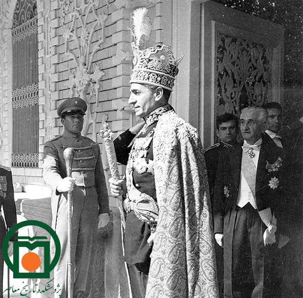 گوشه‌ای از مراسم تاج‌گذاری محمدرضا پهلوی در کاخ گلستان (4 آبان 1346)