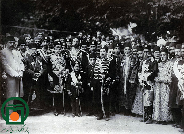 محمدعلی‌شاه و عده‌ای از درباریان و شاهزادگان هنگام اقامت در باغ شاه، چند روز قبل از بمباران مجلس