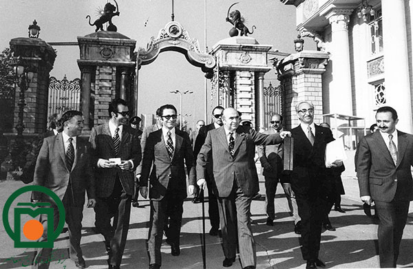امیرعباس هویدا، نخست‌وزیر، در حال ورود به مجلس شورای ملی