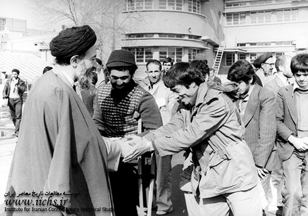 آیت‌الله بهشتی پس از اقامه نماز جماعت در حیاط دفتر حزب جمهوری اسلامی