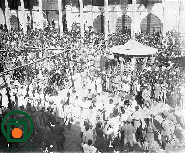 مراسم سینه‌زنی قزاق‌ها به مناسبت عاشورای حسینی در یکی از اماکن مذهبی، در ابتدای دوره پهلوی