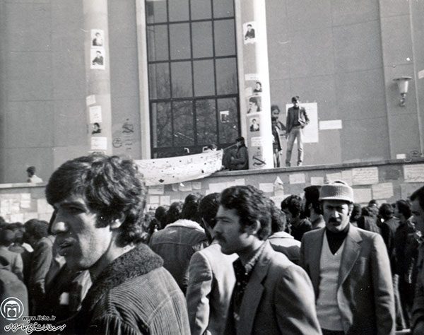 حضور مردم در دانشگاه تهران در روزهای اوج‌گیری انقلاب (سال 1357)