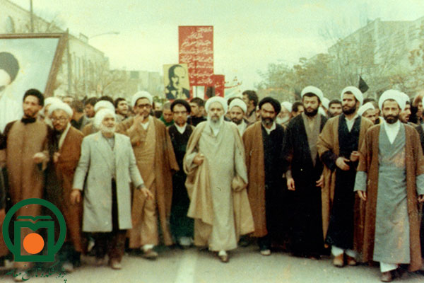 شهید آیت‌الله محمد صدوقی در صف اول یکی از راه‌پیمایی‌های انقلاب اسلامی (یزد؛ سال 1357)
