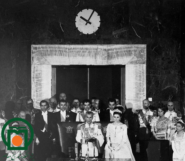 محمدرضا و فرح پهلوی به اتفاق چند تن از اعضای خاندان پهلوی و مقامات کشوری و لشکری هنگام افتتاح مجلس سنا
