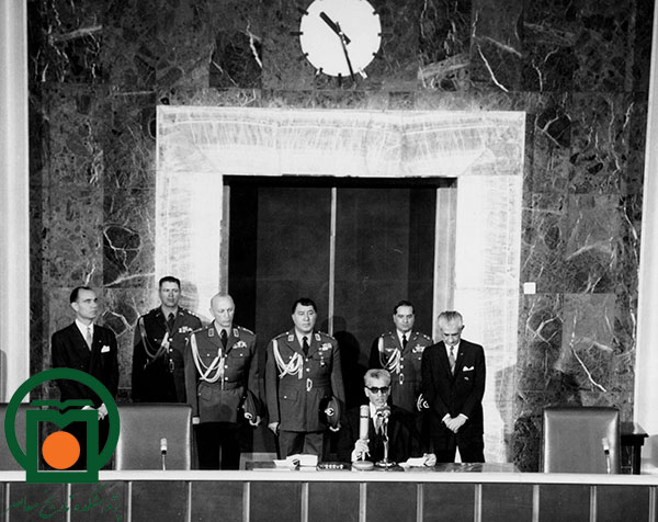 محمدرضا پهلوی در حال سخنرانی در مراسم افتتاحیه کنگره اقتصادی کشور در مجلس سنا (8 اسفند 1341)