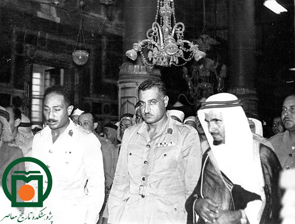 جمال عبدالناصر، رئیس‌جمهوری مصر، همراه محمد انورالسادات، معاون خود، و حاکم یکی از کشورهای عربی