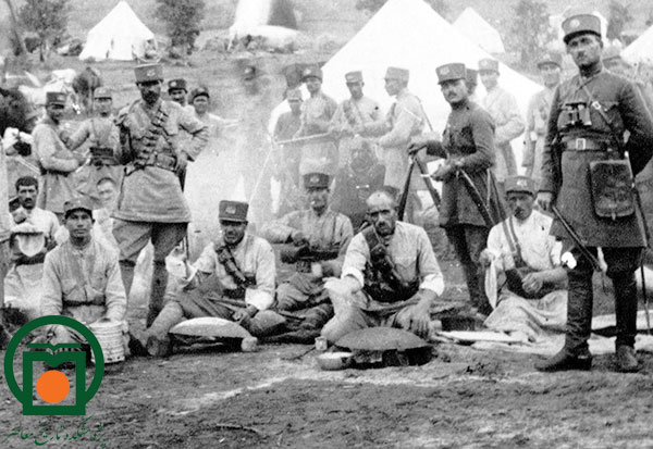 افسران و سربازان قرارگاه فوج نصرت سوار هنگام توقف در یک منطقه کوهستانی برای پختن نان، صرف چای و استراحت