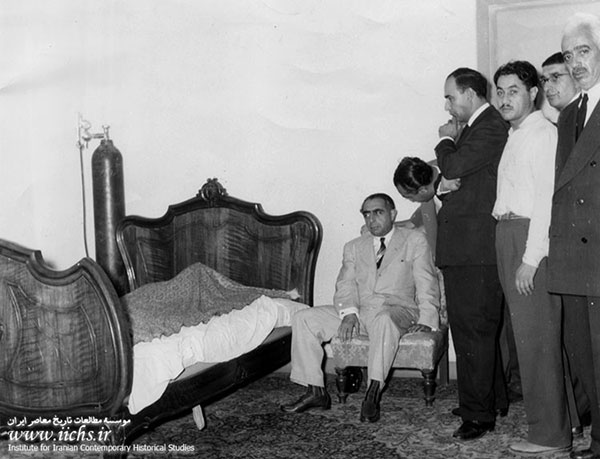 علی امینی در کنار پیکر احمد قوام در منزل وی، لحظاتی پس از درگذشت او