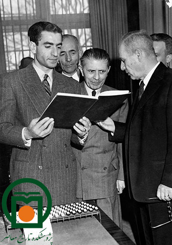 دکتر فیلیپ هیتی هنگام اعطای یک کتاب به محمدرضا پهلوی