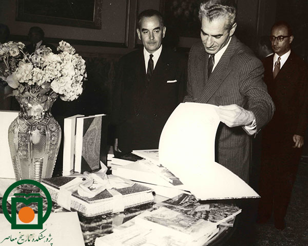 محمدرضا پهلوی در دیدار با گروهی از استادان و فرهنگیان فرانسه در کاخ سعدآباد