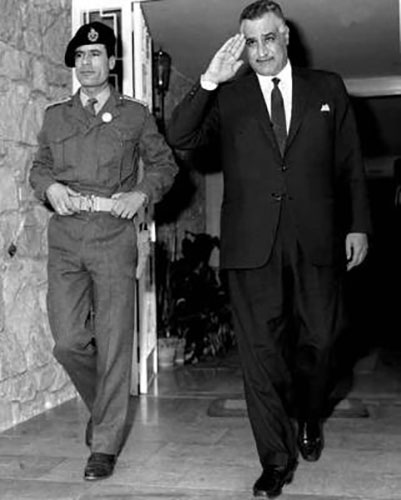 قذافی (سمت چپ) همراه رئیس‌جمهور وقت مصر جمال عبدالناصر در ۱۹۶۹م