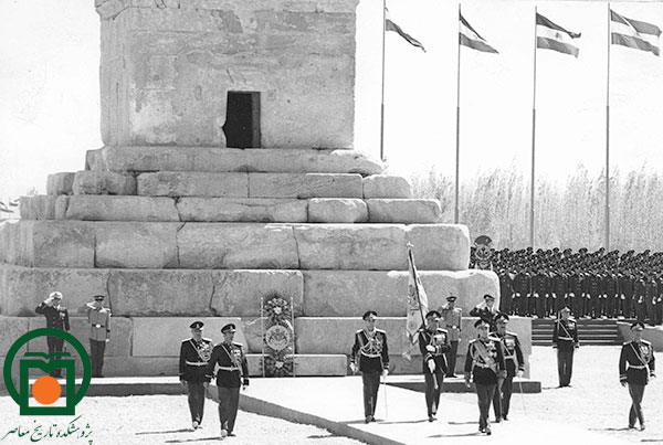 محمدرضا پهلوی در مراسمی که به مناسبت جشن‌های 2500ساله شاهنشاهی در تخت جمشید برگزار شده بود