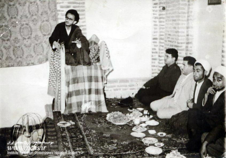 شهید سیدعبدالکریم هاشمی‌نژاد در حال سخنرانی در یکی از مجامع دینی مشهد مقدس